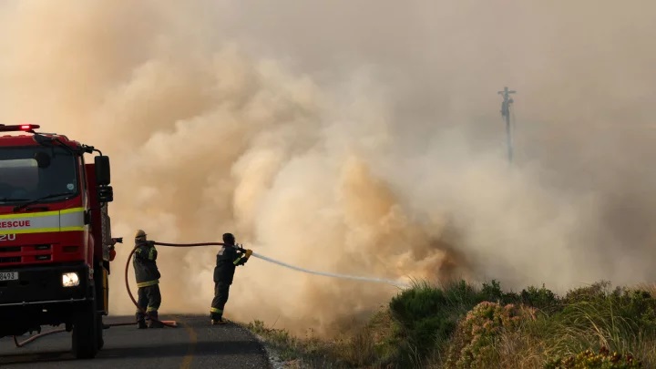 প্রিঙ্গল বে-তে আগুন নেভানোর কাজ করছেন অগ্নিনির্বাপক কর্মীরা।