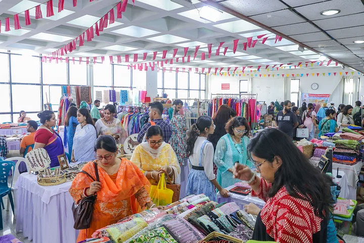 মেলার স্টল ঘুরে ঘুরে পছন্দের পণ্য দেখছেন ক্রেতারা।