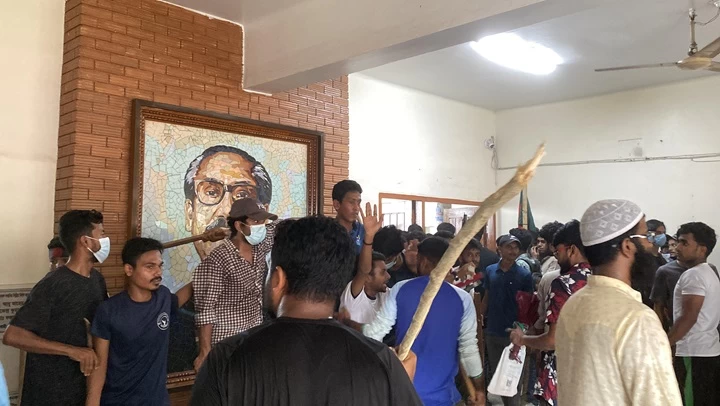 ছাত্রলীগকে ক্যাম্পাস ছাড়া করে বঙ্গবন্ধুর হলের ১১ কক্ষ ভাংচুর