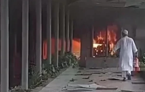এবার রামপুরা বিটিভি সেন্টারে আগুন দিলো আন্দোলনকারীরা