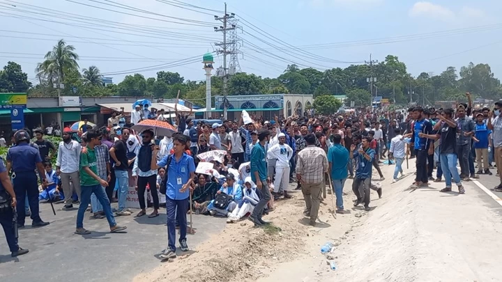 মানিকগঞ্জে কোটা আন্দোলনকারী শিক্ষার্থীদের ওপর হামলা
