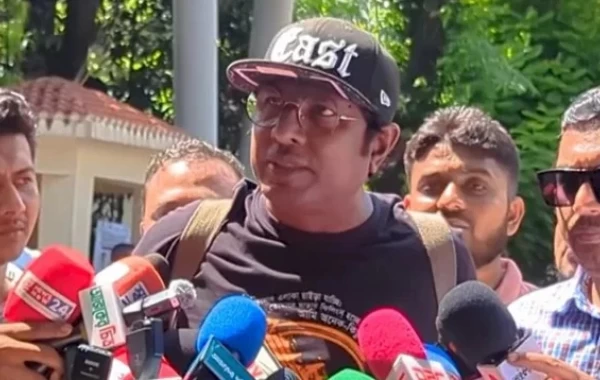 ফেসবুকে ইস্যুতে ডিবি অফিসে মারজুক রাসেল