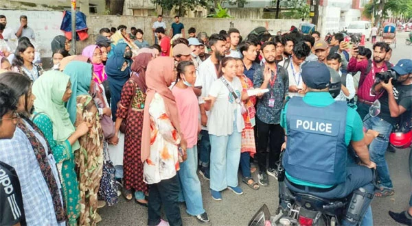 সায়েন্সল্যাবে শিক্ষার্থীদের জড়ো হওয়ার চেষ্টা
