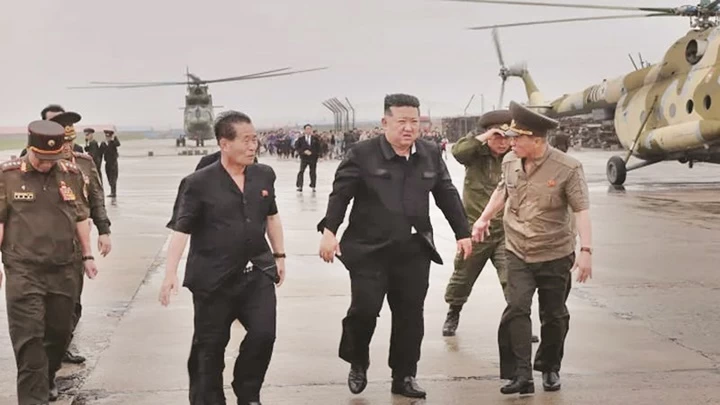 বন্যার্তদের উদ্ধারে সামরিক হেলিকপ্টার নিয়ে হাজির কিম