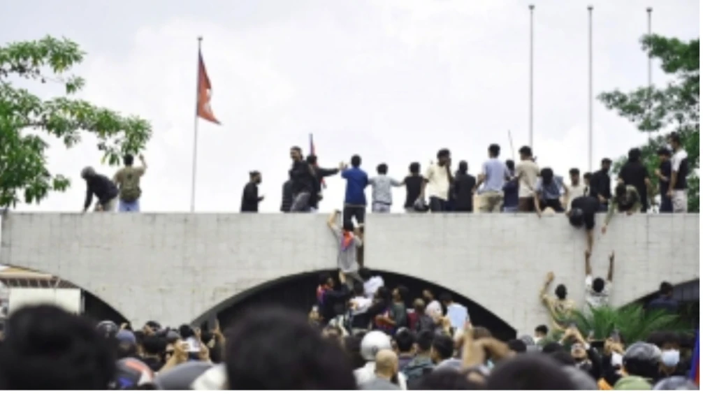 নেপালে দুর্নীতিবিরোধী বিক্ষোভে নিহত ৮, পার্লামেন্টে ঢুকে পড়েছে জনতা