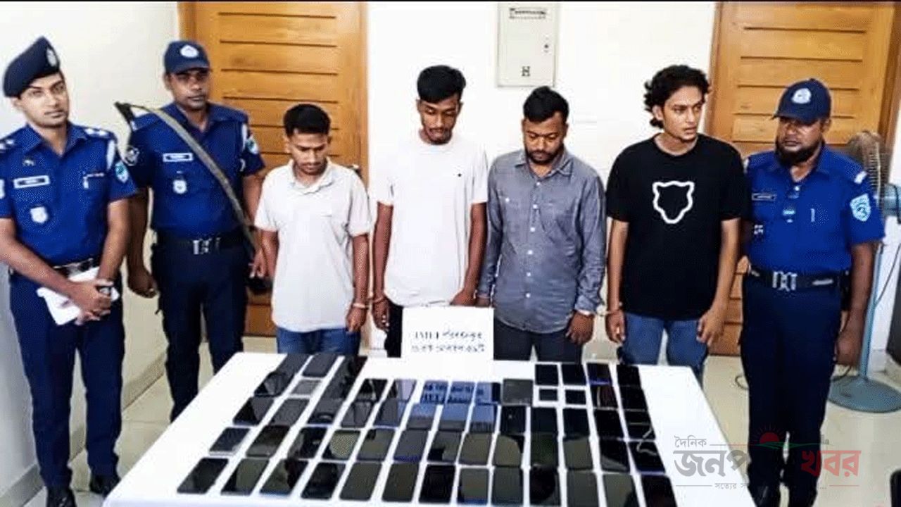 উদ্ধারকৃত চোরাই মোবাইল ও আটকরা
