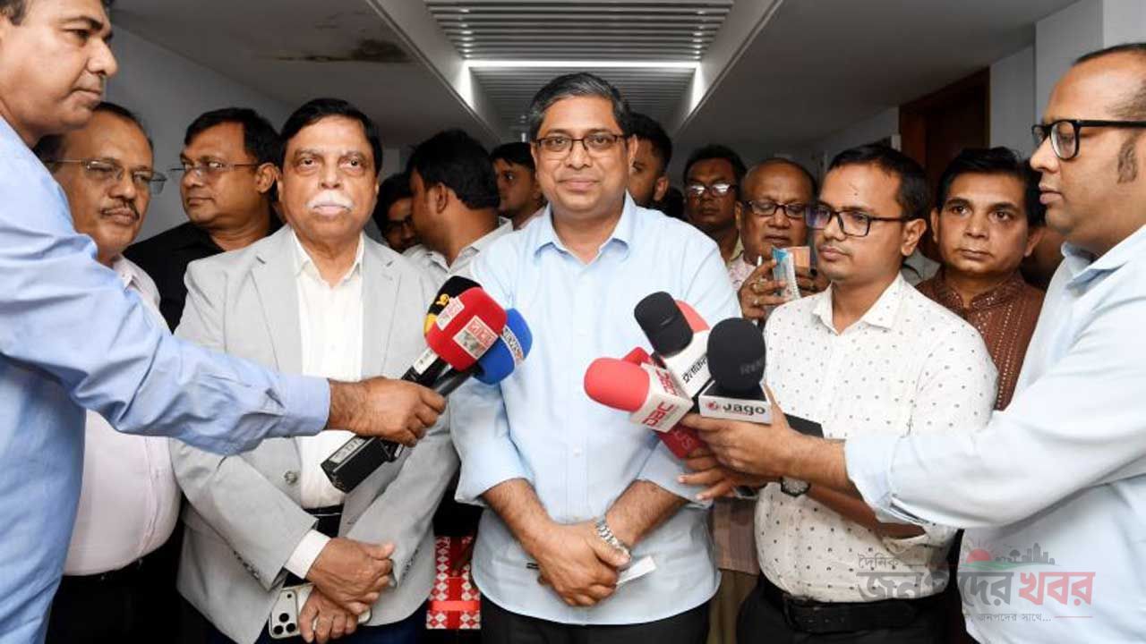 সচিবালয়ে সাংবাদিকদের সাথে কথা বলছেন প্রতিমন্ত্রী মীর শাহে আলম
